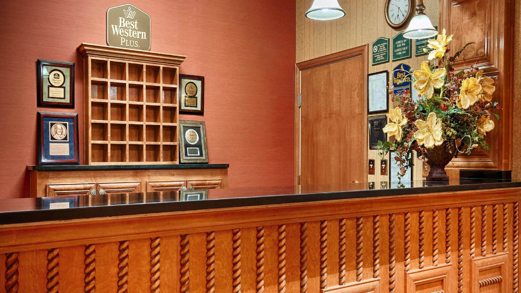 Best Western Plus Bradbury Inn And Suites Уейкрос Екстериор снимка