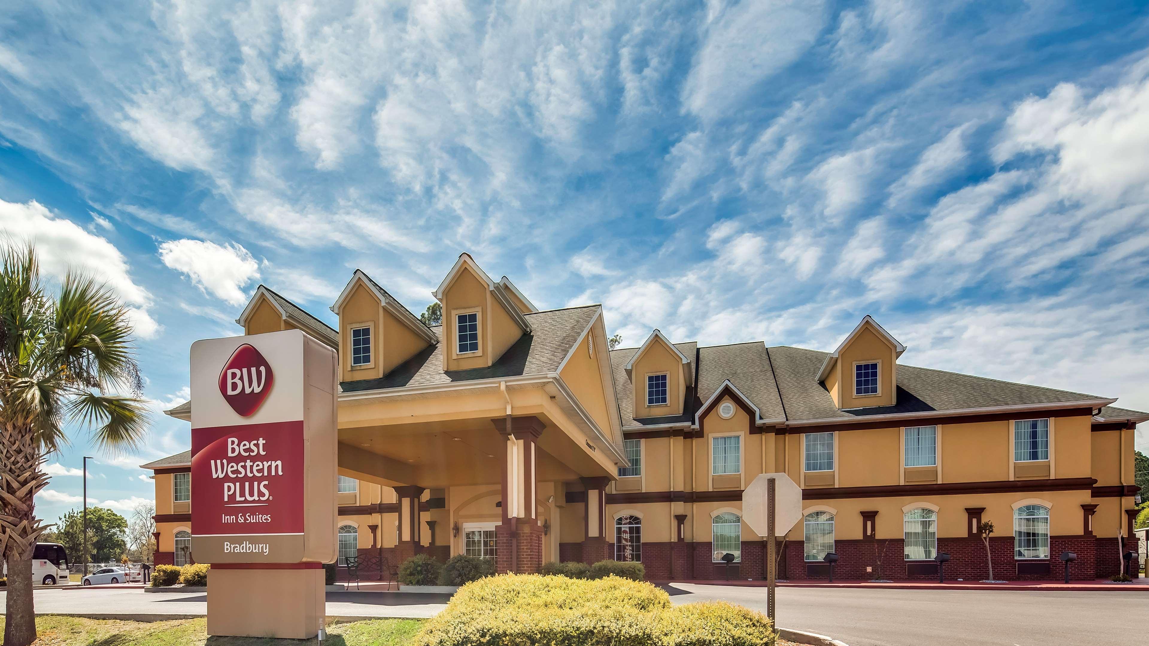 Best Western Plus Bradbury Inn And Suites Уейкрос Екстериор снимка