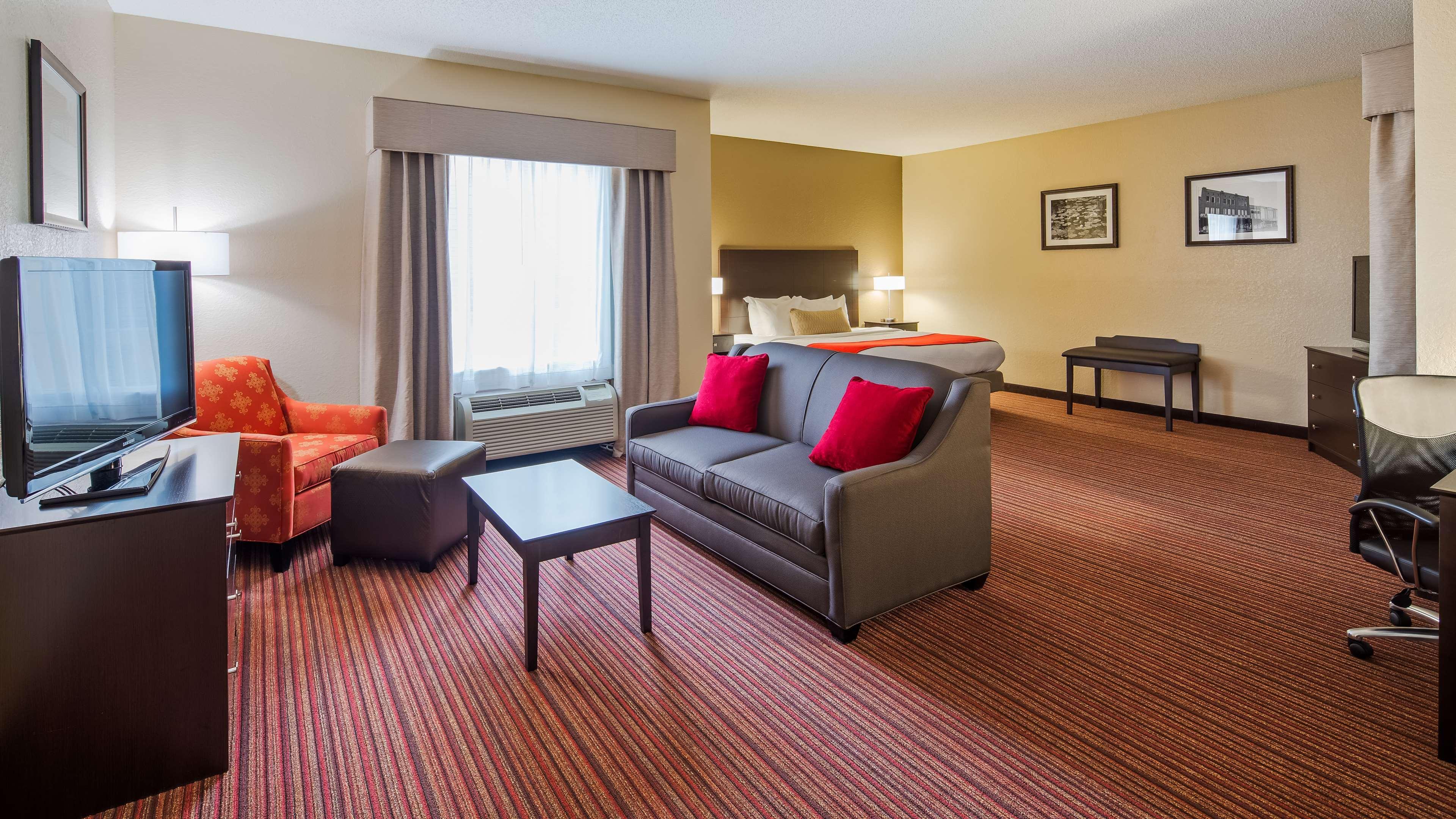 Best Western Plus Bradbury Inn And Suites Уейкрос Екстериор снимка
