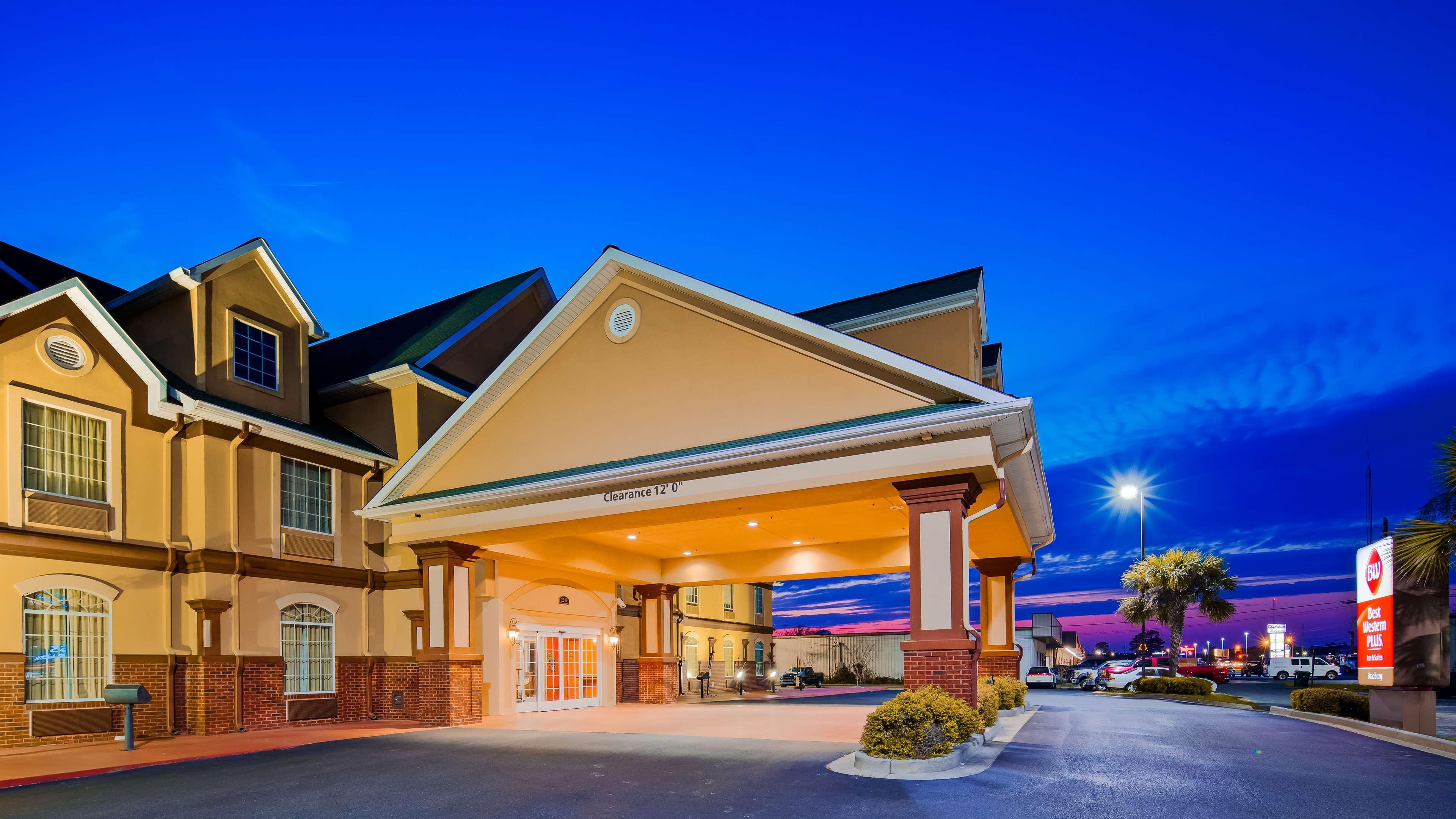 Best Western Plus Bradbury Inn And Suites Уейкрос Екстериор снимка