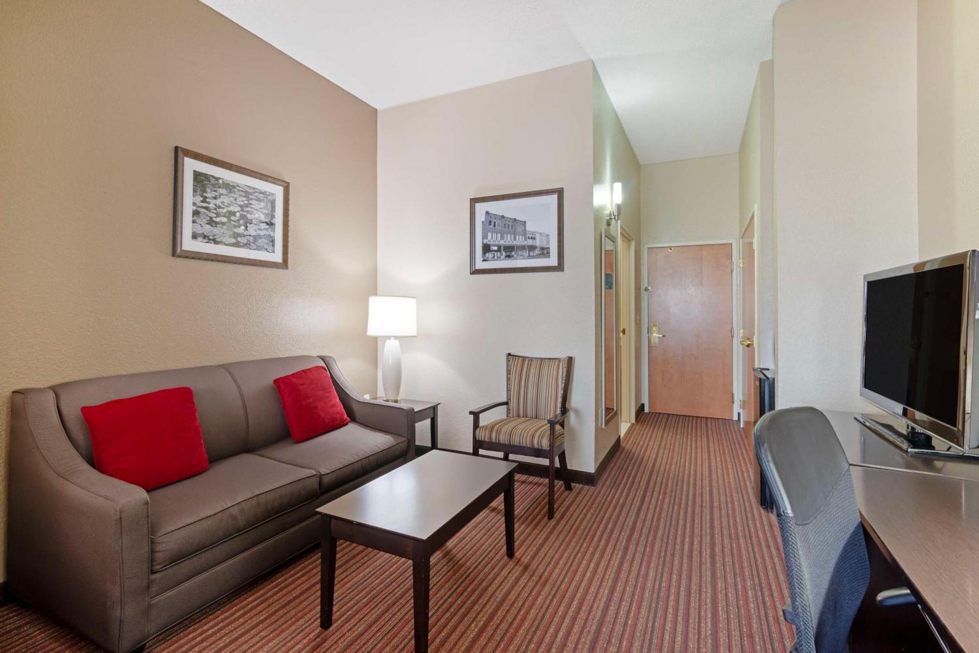 Best Western Plus Bradbury Inn And Suites Уейкрос Екстериор снимка