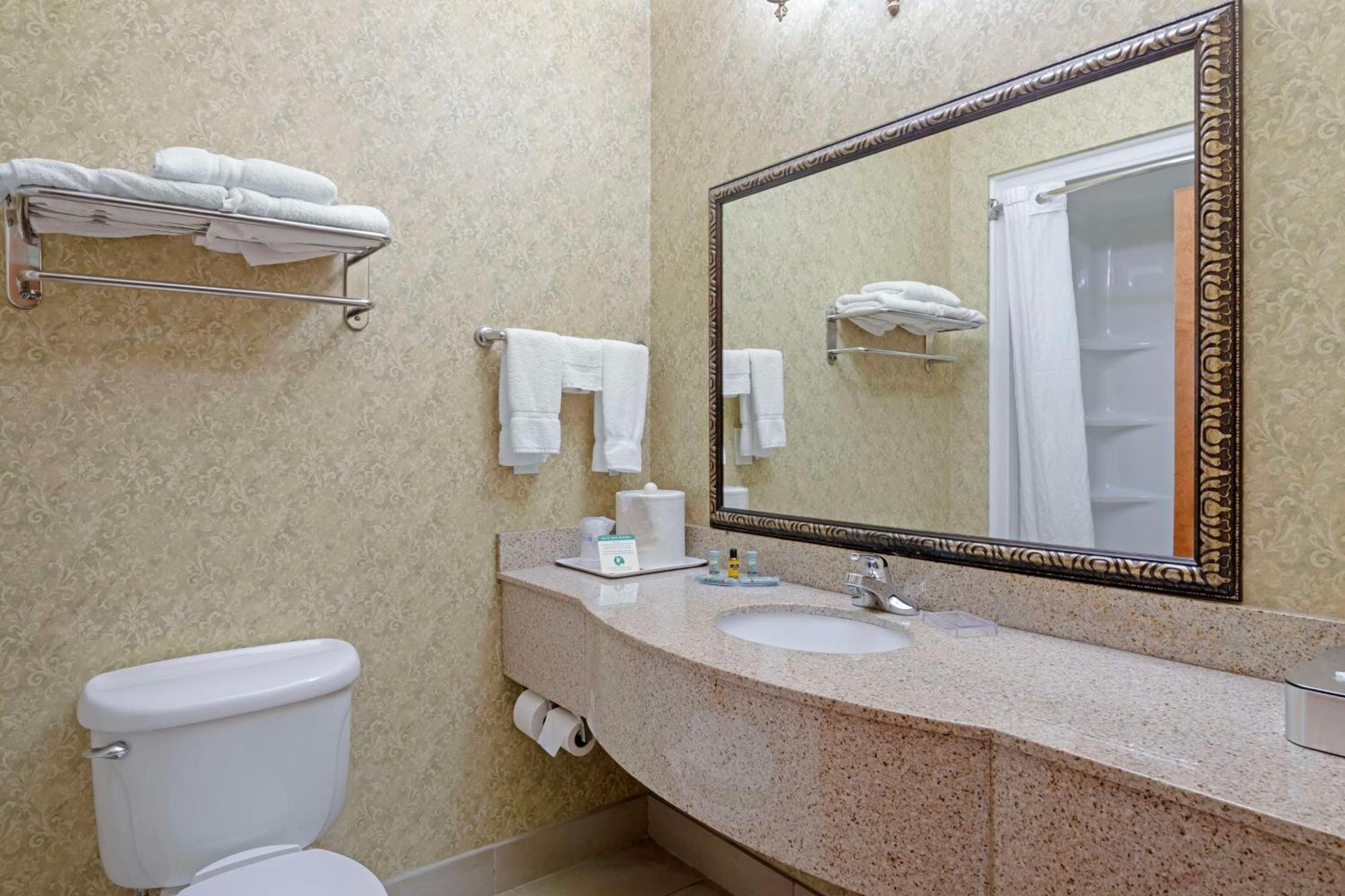 Best Western Plus Bradbury Inn And Suites Уейкрос Екстериор снимка