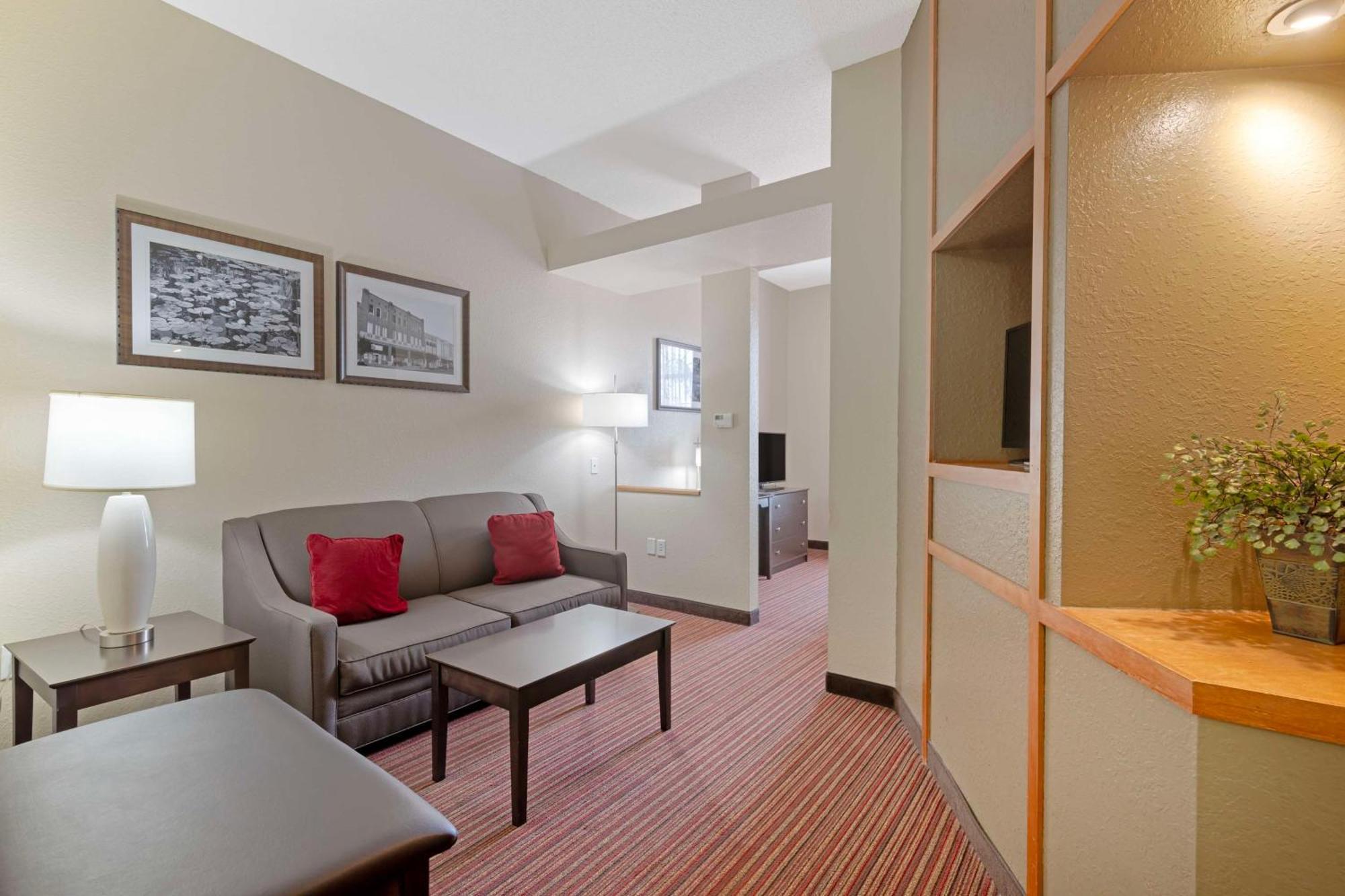 Best Western Plus Bradbury Inn And Suites Уейкрос Екстериор снимка