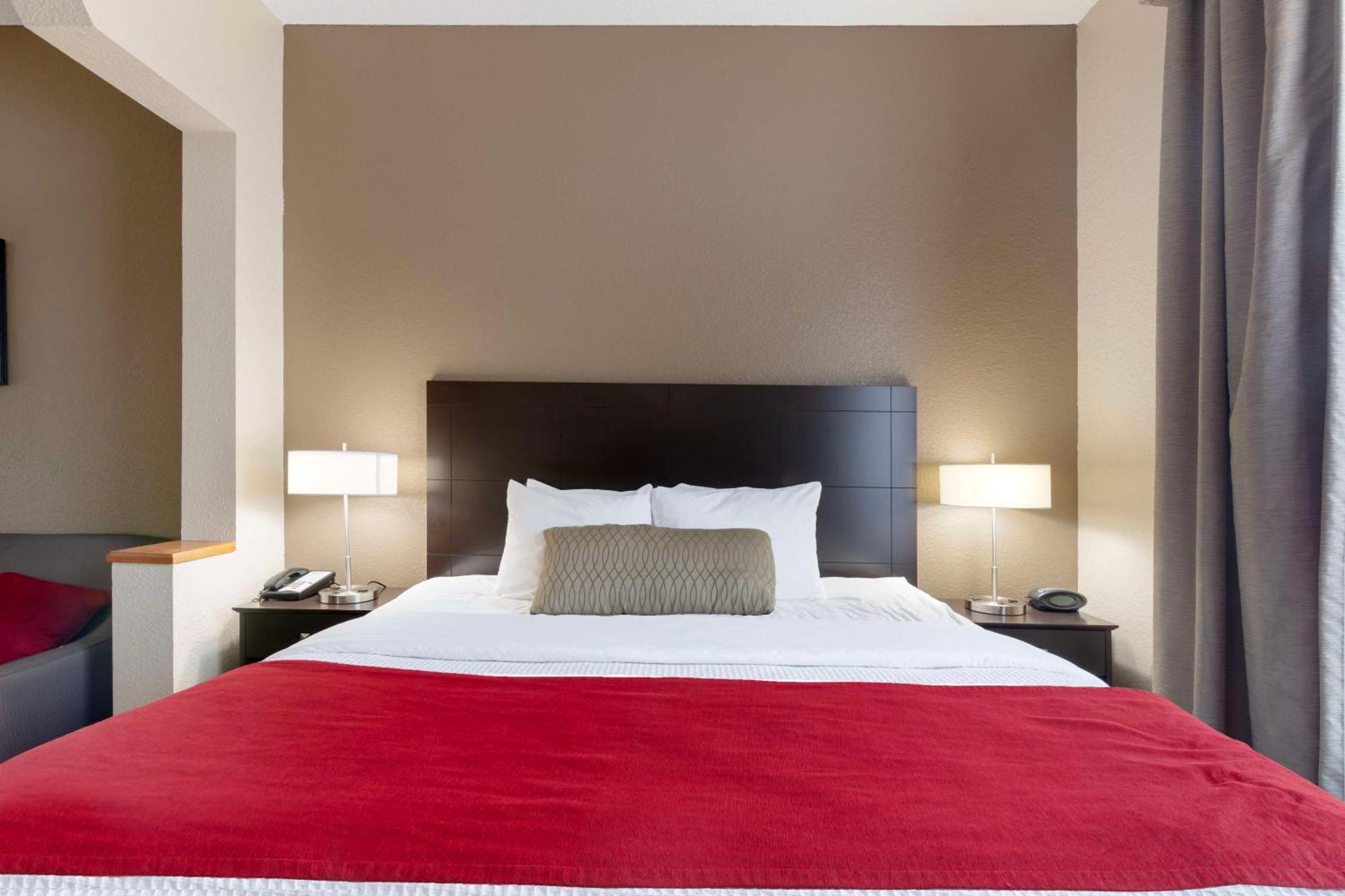 Best Western Plus Bradbury Inn And Suites Уейкрос Екстериор снимка