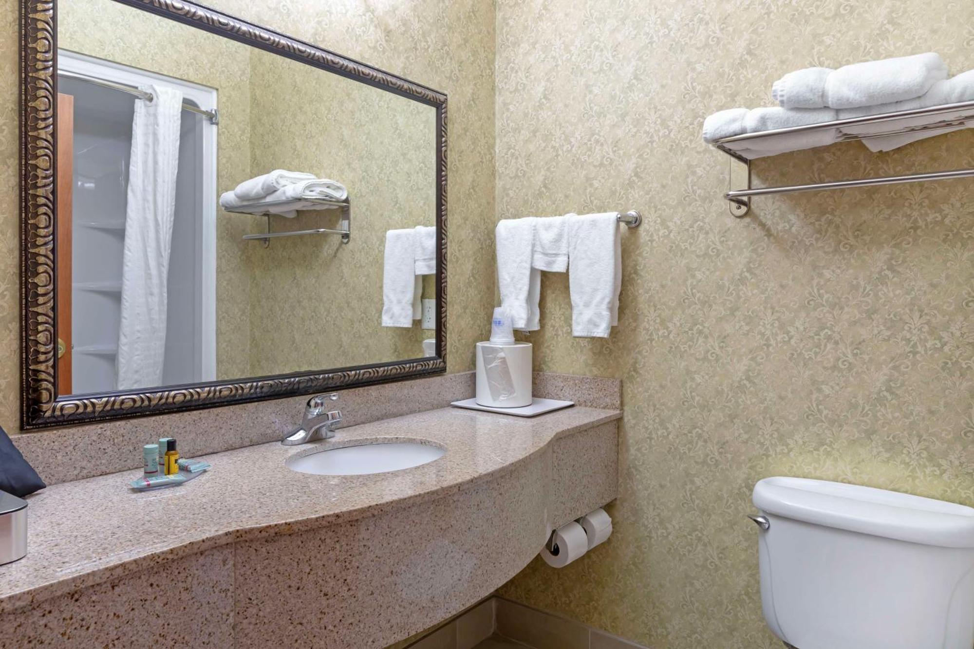 Best Western Plus Bradbury Inn And Suites Уейкрос Екстериор снимка