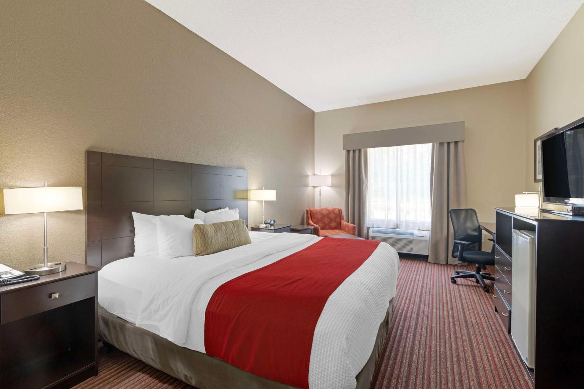Best Western Plus Bradbury Inn And Suites Уейкрос Екстериор снимка