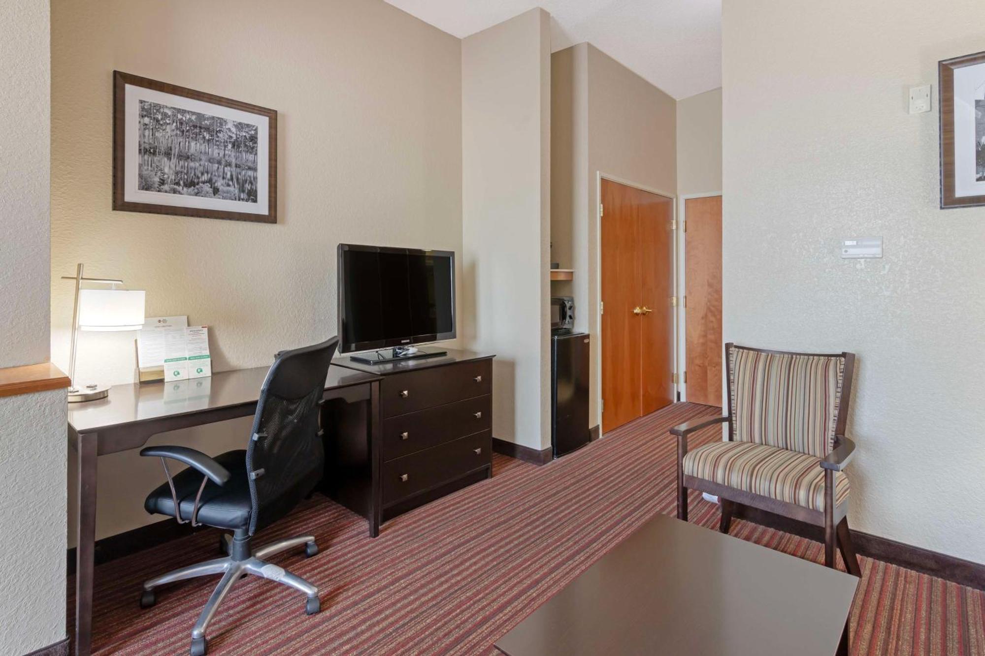 Best Western Plus Bradbury Inn And Suites Уейкрос Екстериор снимка