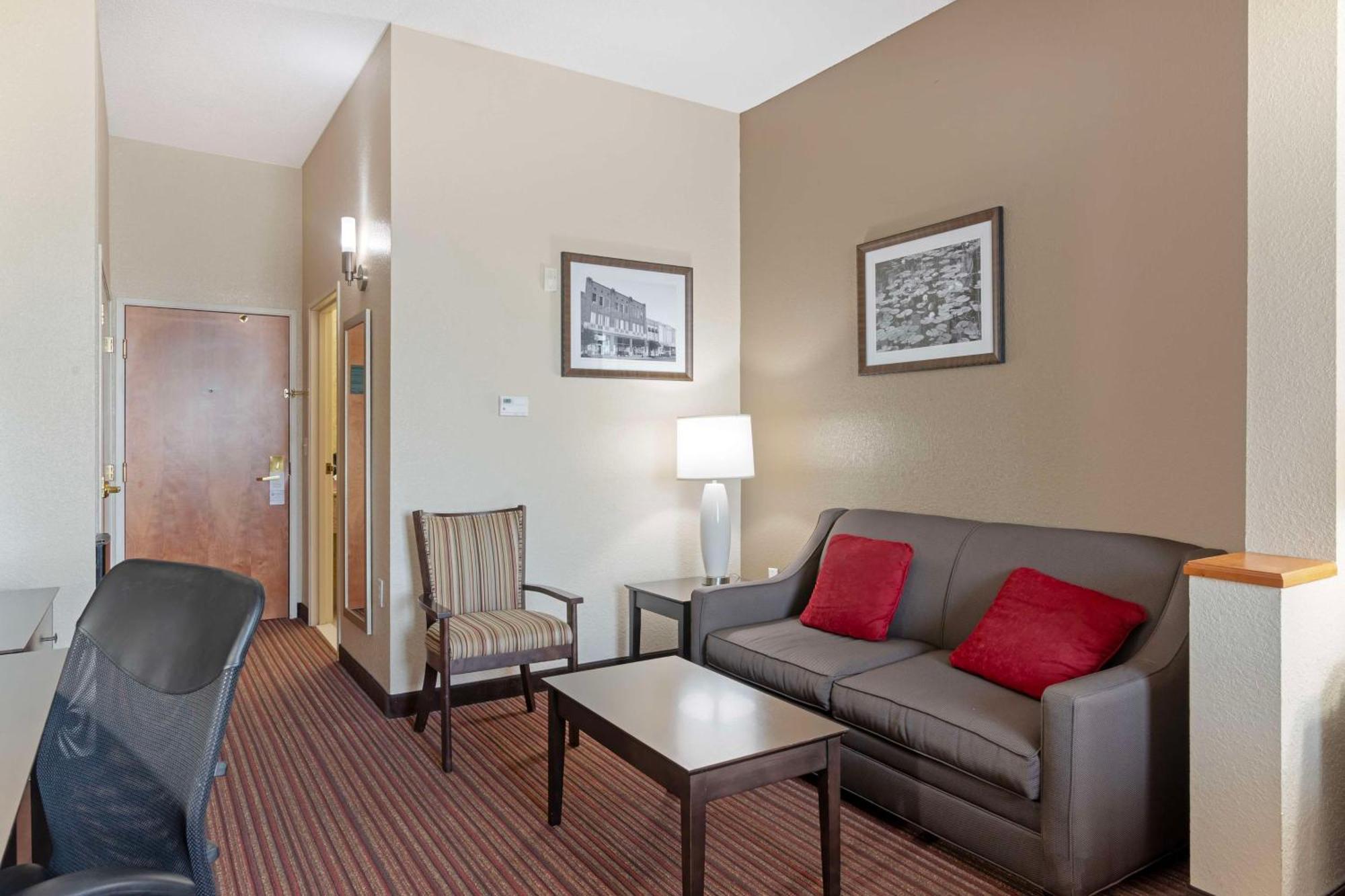 Best Western Plus Bradbury Inn And Suites Уейкрос Екстериор снимка