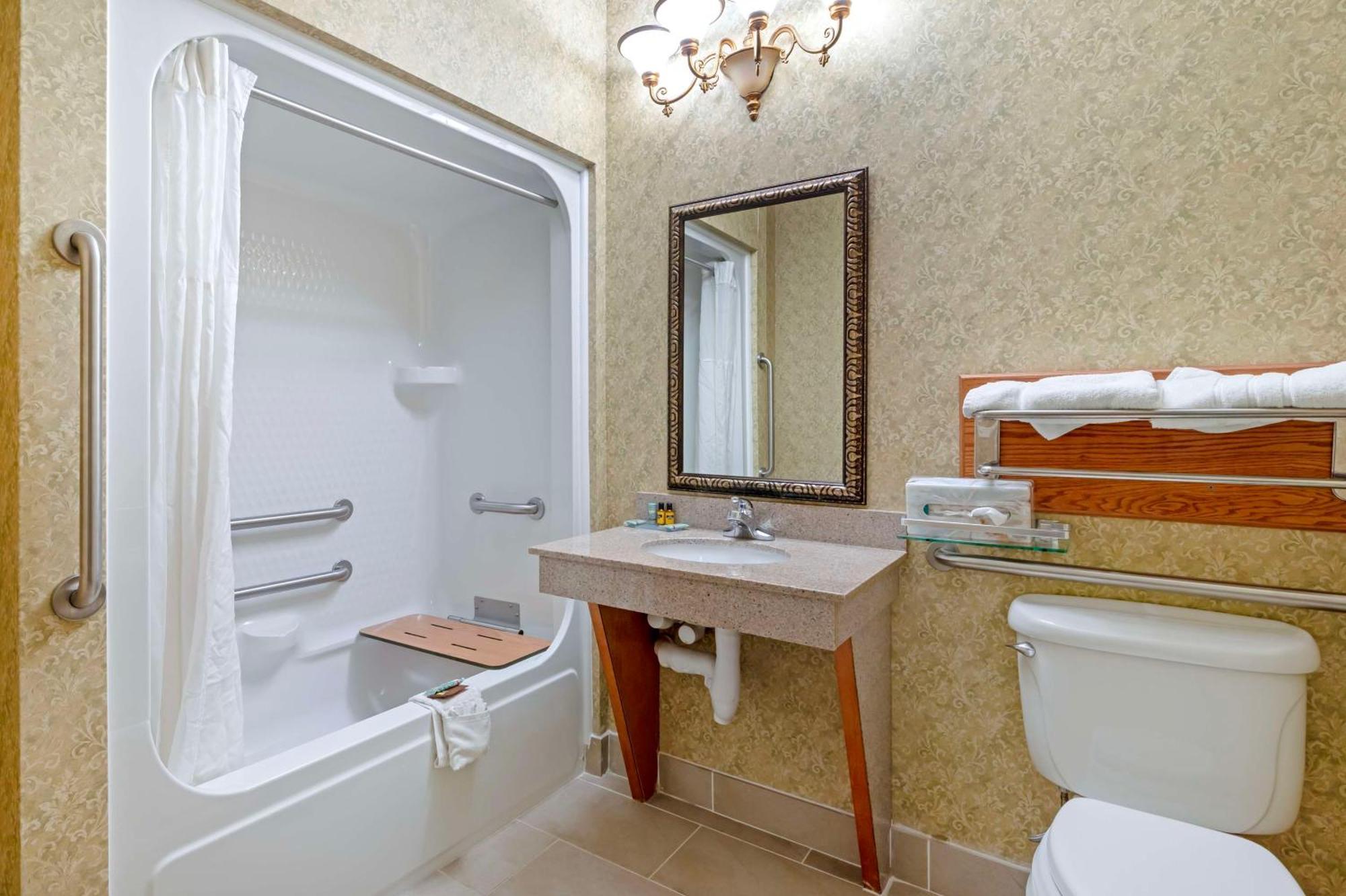 Best Western Plus Bradbury Inn And Suites Уейкрос Екстериор снимка