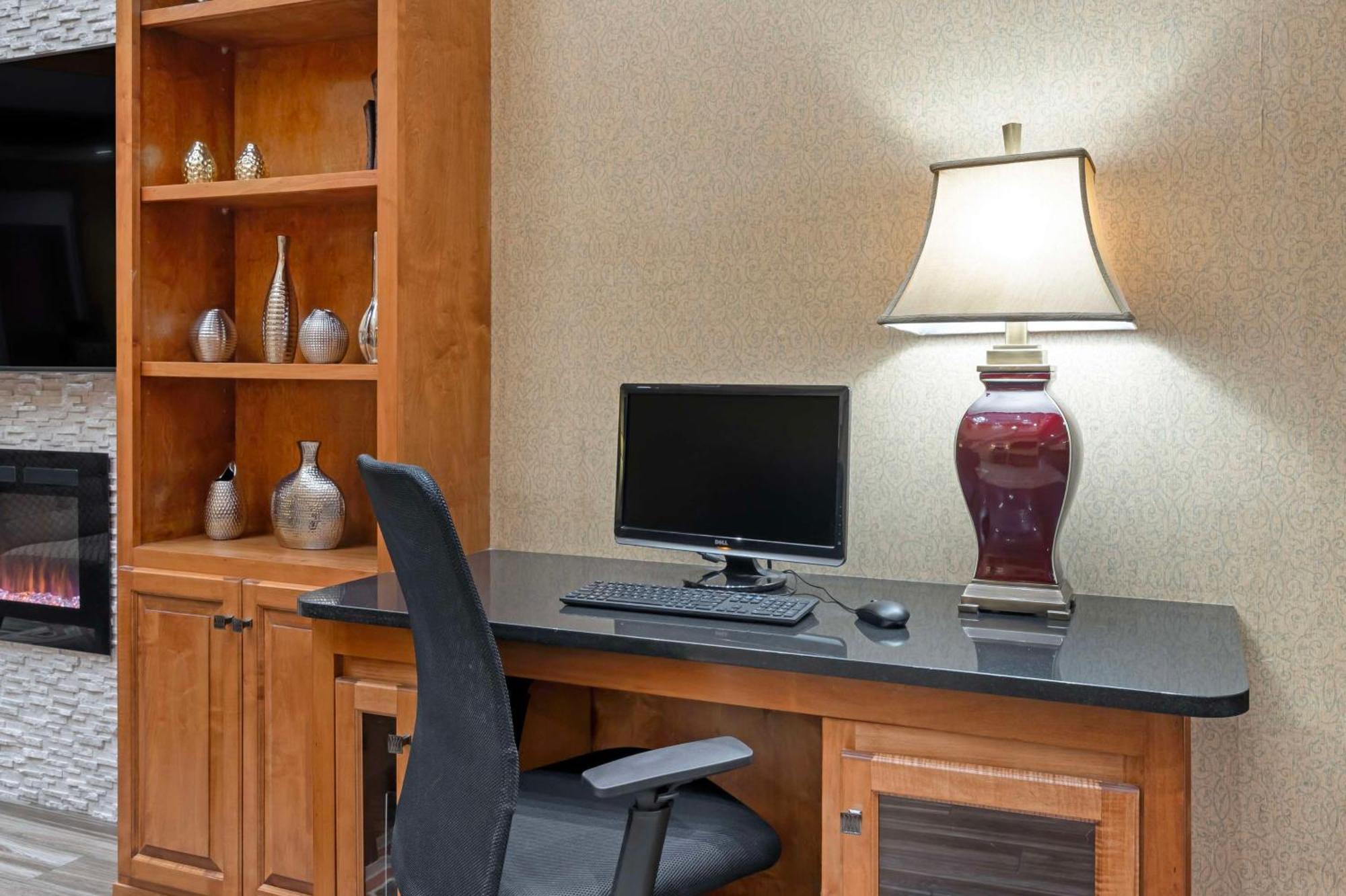 Best Western Plus Bradbury Inn And Suites Уейкрос Екстериор снимка