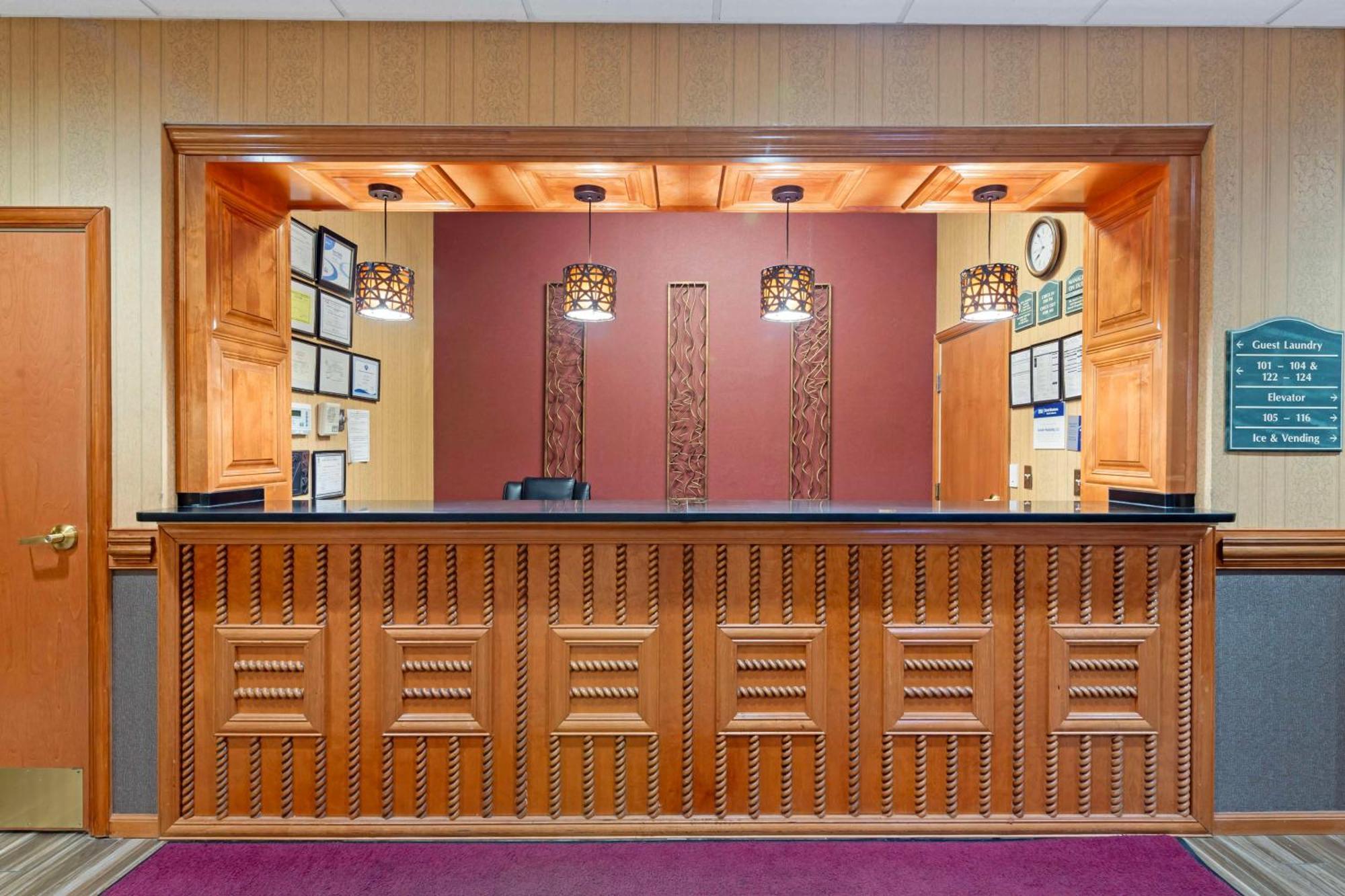 Best Western Plus Bradbury Inn And Suites Уейкрос Екстериор снимка