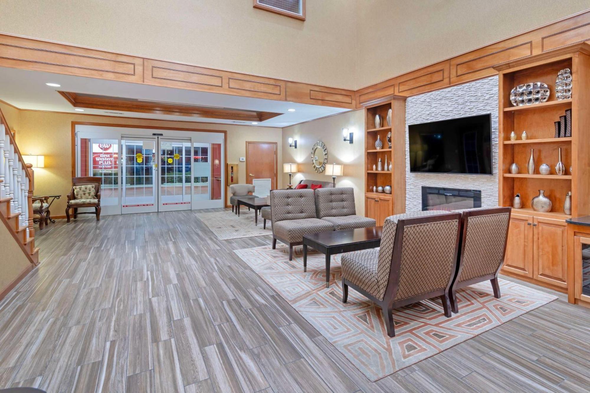 Best Western Plus Bradbury Inn And Suites Уейкрос Екстериор снимка