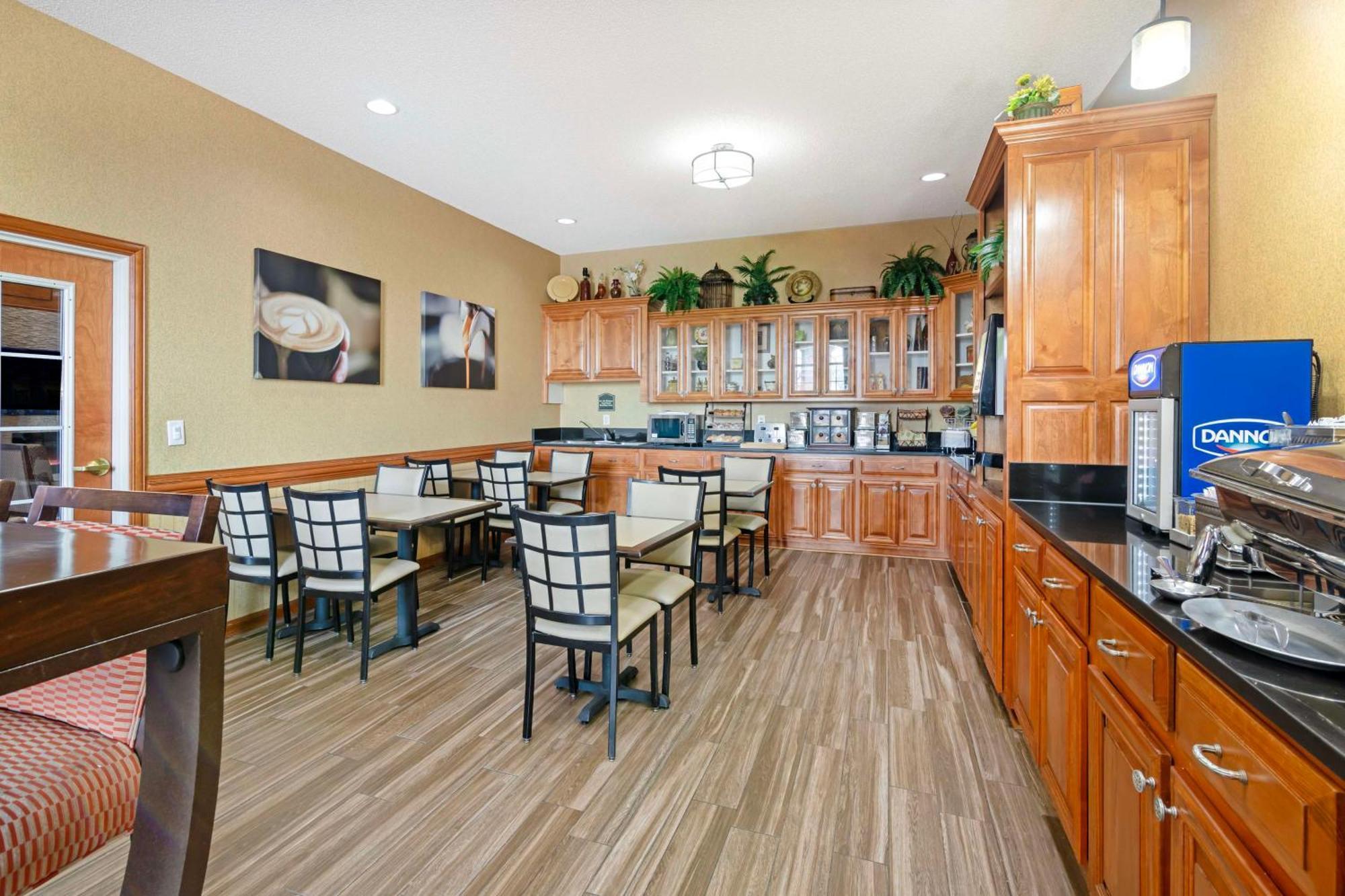 Best Western Plus Bradbury Inn And Suites Уейкрос Екстериор снимка